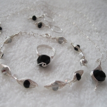 Faceted Glass Rondelles with Herringbone Weave img_1562.jpg